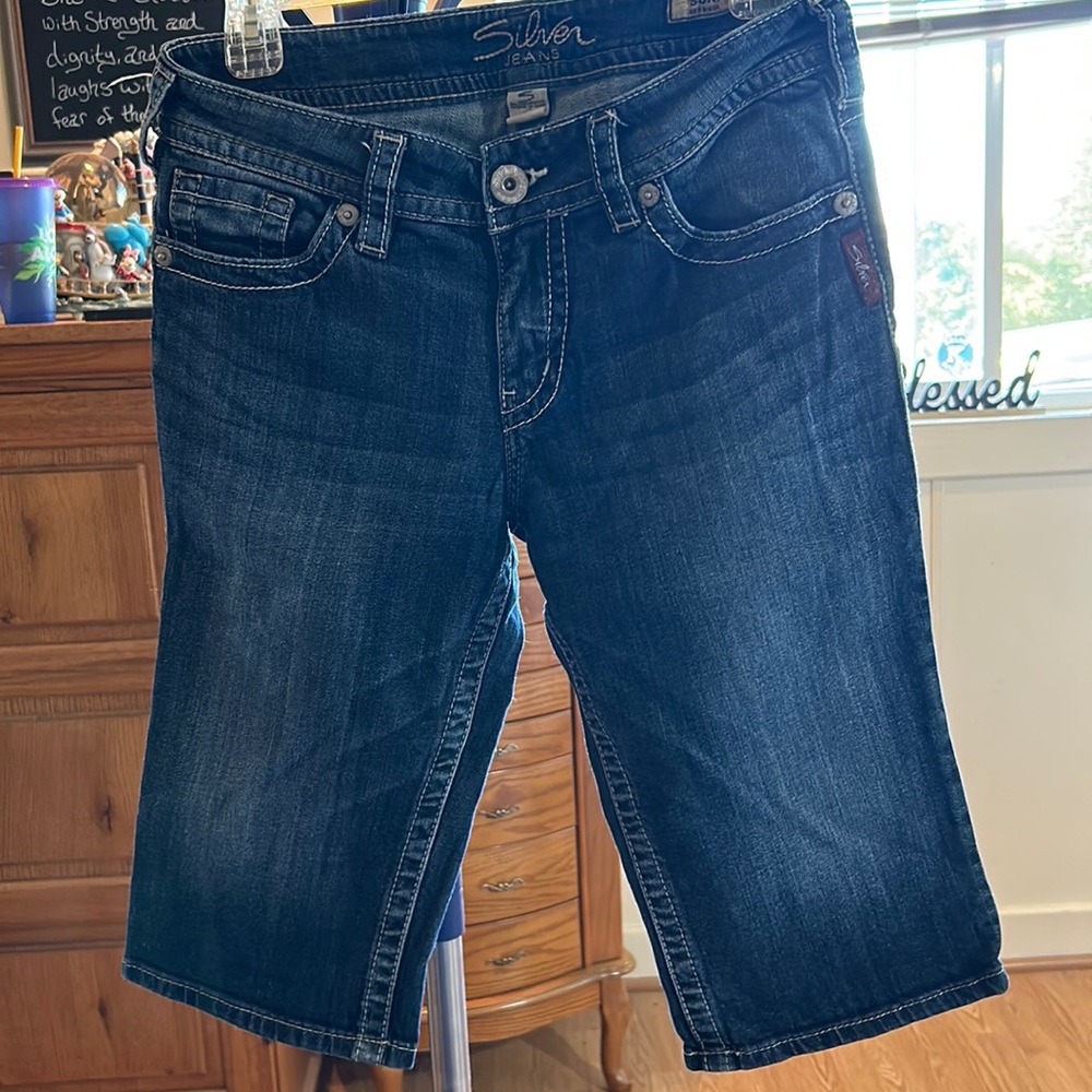 Silver jeans Suki Bermuda shorts size 28 in like new condition.